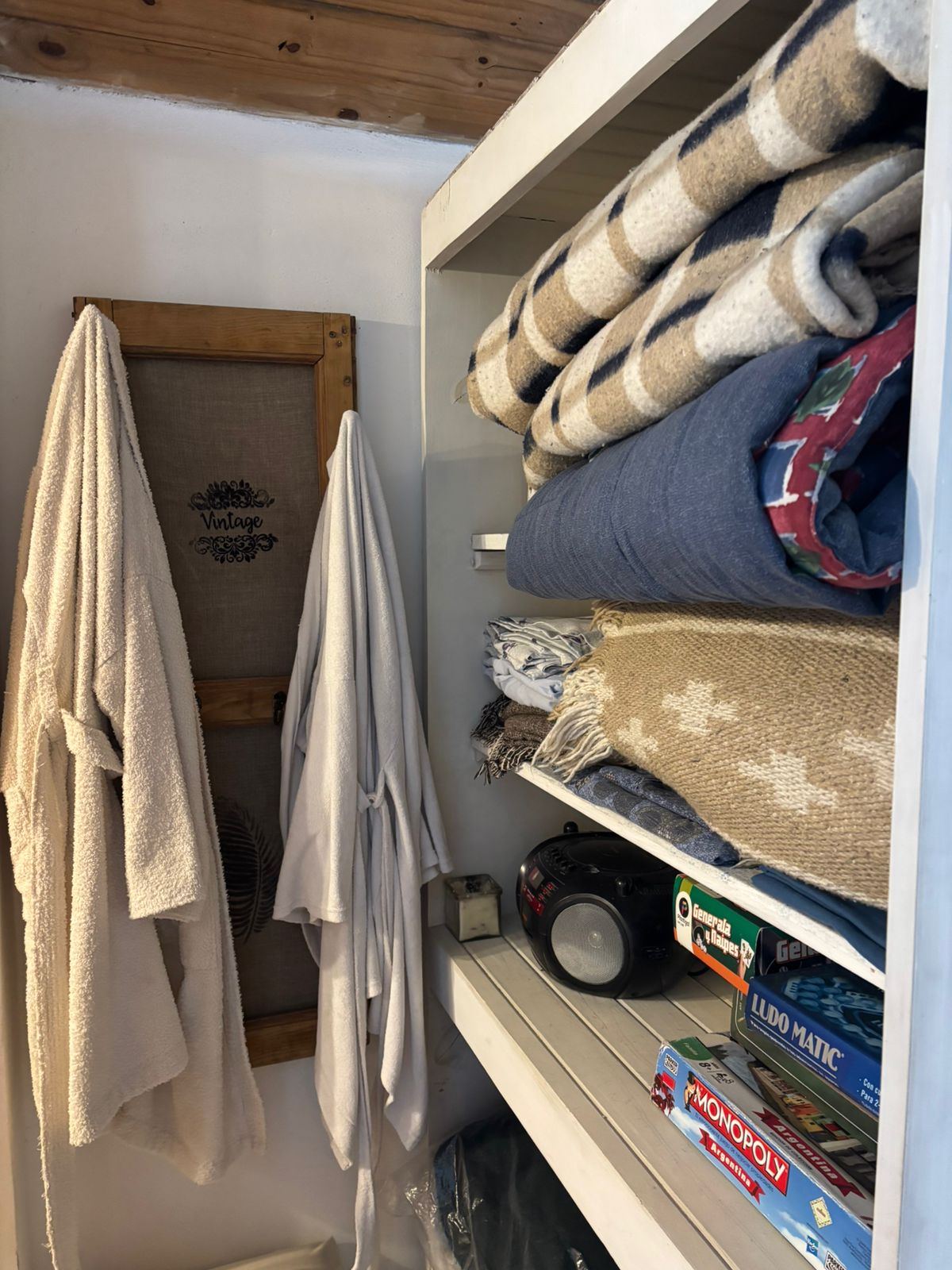 Placard con batas, abrigo de cama y juegos de mesa