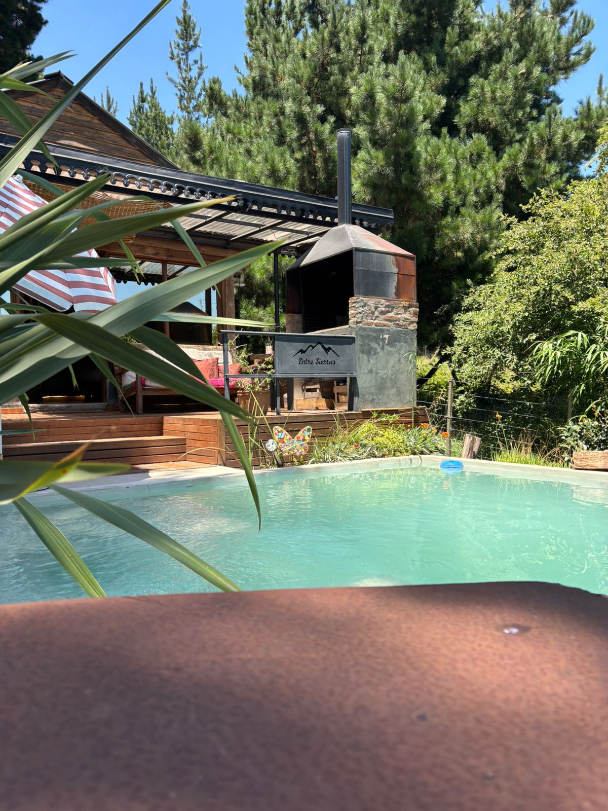 Pileta con vista al deck y la parrilla Entre Sierras